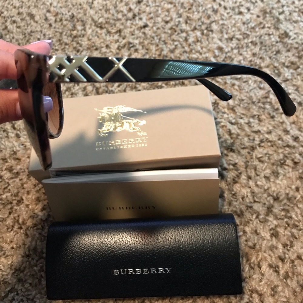 ☀️ Brand new Burberry Sunglasses 🕶 - Picture 3 of 7